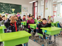 巧手制花敬英烈